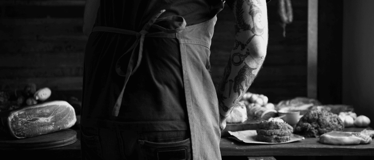 Carnisser preparant producte artesà